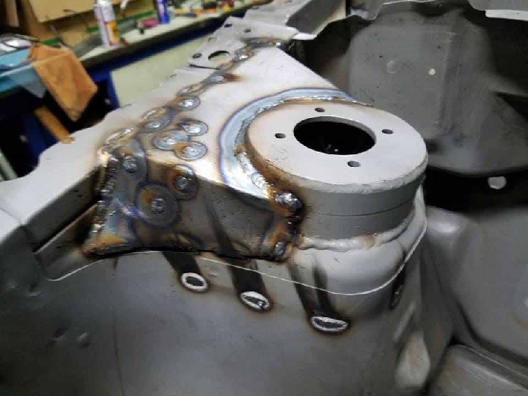 ワンオフ製作：サスペンションタワー補強・加工